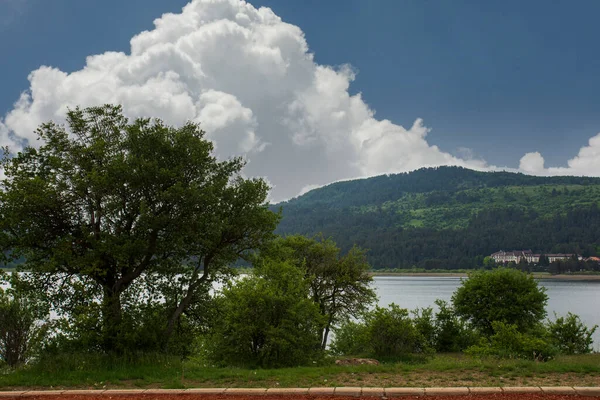 从Abant湖岸的小径上看湖景 从远处看酒店 — 图库照片
