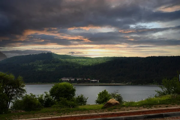 从Abant湖岸的小径上看湖景 从远处看酒店 — 图库照片