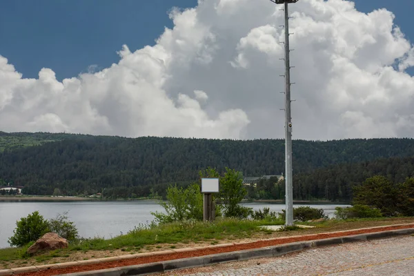 Sendero Que Pasa Por Orilla Del Lago Poste Luz Metal — Foto de Stock