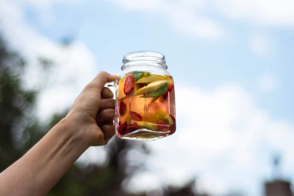 Detox Getränk Aus Frischem Obst Und Gemüse Vor Blauem Himmel — Stockfoto