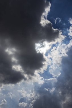 Mavi gökyüzü ve pamuklu bulutlar parçalı bulutlu ve aydınlık bir günde. Kümülüs bulutları. Boşluğu kopyala.