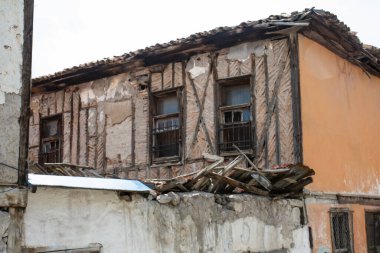 Ankara Şatosu civarında terk edilmiş ve yıkılmış bir ev.