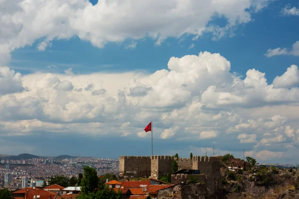 Panorâmica Castelo Ancara Bandeira Turca Post Sob Céu Azul Nublado — Fotografia de Stock