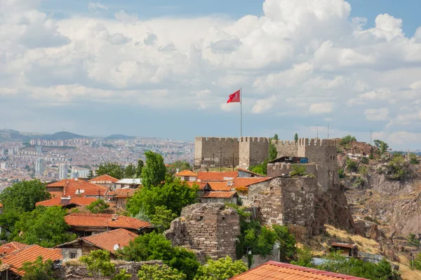 在阴云密布的蓝天下 安卡拉城堡的全景和邮政的土耳其国旗 July 2020 — 图库照片