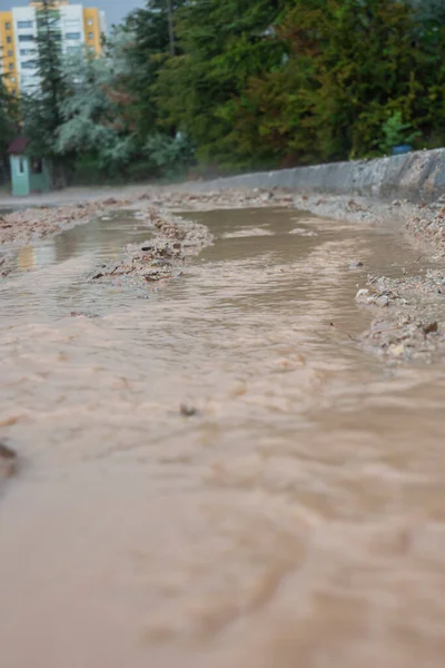 Λασπωμένα Νερά Που Ρέουν Από Τους Δρόμους Μετά Βροχή — Φωτογραφία Αρχείου