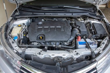 Otomobil motoru ve tüm ön parçaları.