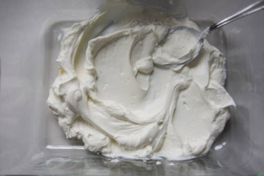 Kereviz ızgarası. Maydanozla süslenmiş yoğurtlu kereviz salatası, biber, limon ve turşu turşusu.