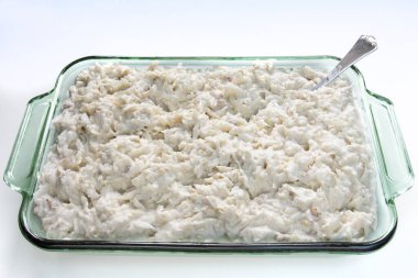 Kereviz ızgarası. Maydanozla süslenmiş yoğurtlu kereviz salatası, biber, limon ve turşu turşusu.