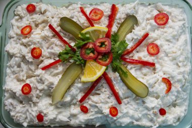 Maydanozla süslenmiş yoğurtlu kereviz salatası, biber, limon ve turşu turşusu.
