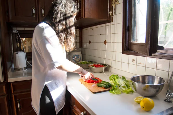 Young Woman Long Dark Hair Chops Vegetables Make Salad Kitchen — Stock Photo, Image