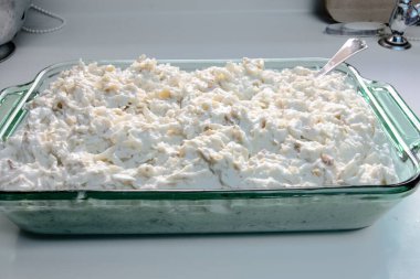 Kereviz salatası hazırlıyorum. Maydanozla süslenmiş yoğurtlu kereviz salatası, biber, limon ve turşu turşusu.