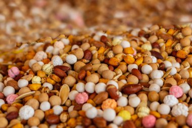 Geleneksel Türk mutfağı, fındık ve diğer atıştırmalıklar. Nohut, kabak çekirdeği, nohut şekeri, baharatlı mısır, tofu, soya fasulyesi nohutu..