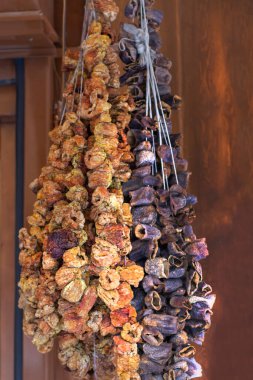 Geleneksel olarak kurutulmuş patlıcan, patlıcan ve dolma biber..