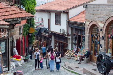 Ankara, Türkiye - 07.03.2021: Ankara kalesi etrafındaki sokaklardan biri ve insanlar alışveriş yapıyor