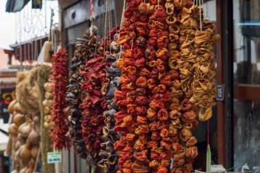 Geleneksel olarak kurutulmuş patlıcan, patlıcan ve dolma biber..