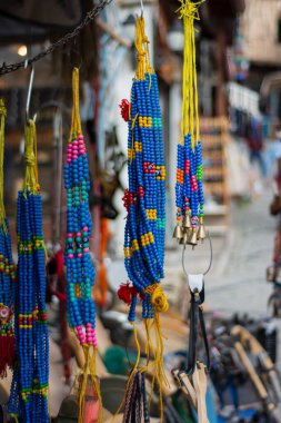 Tasma, tasma ve çanlar sığır ve koyunlar için. Boğalar ve inekler için el yapımı çanlar.
