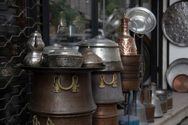 El yapımı otantik bakır kazanlar, vazolar, sürahiler, kaplar, tepsiler ve dekoratif ürünler..