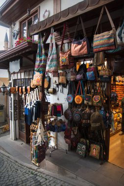 Ankara Şatosu 'nun çevresinde bir mağaza. El yapımı kadın çantaları vitrinde sergileniyor. Tarihi Pazar