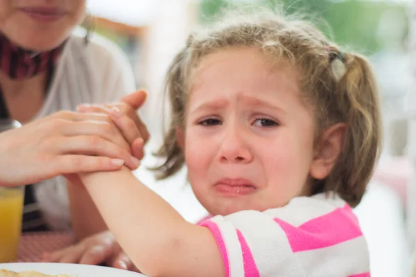 Мати Намагається Потішити Маленьку Дівчинку Чия Рука Болить Коли Їсть — стокове фото