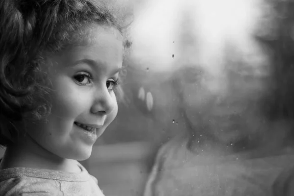 Маленька Дівчинка Дивиться Вікно Свого Будинку Вибіркова Дівчина Фокус — стокове фото