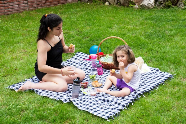 Niña Hermana Están Jugando Haciendo Picnic Jardín — Foto de Stock
