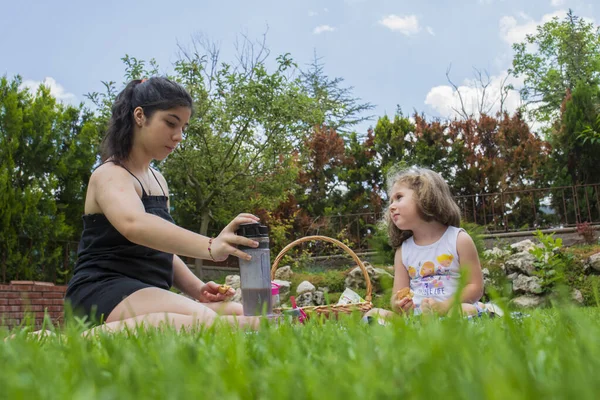 Little Girl Her Sister Playing Games Having Picnic Garden — Stock Photo, Image
