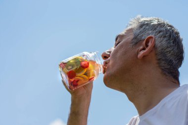 Adam antremandan sonra detoks içiyor.