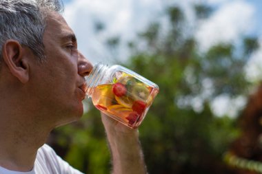 Adam antremandan sonra detoks içiyor.