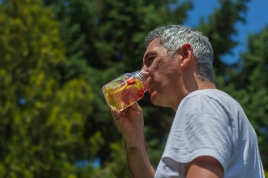 Adam antremandan sonra detoks içiyor.