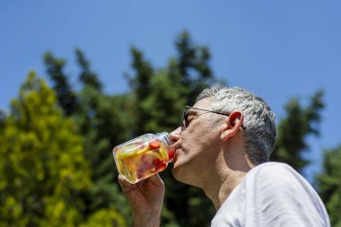 Adam antremandan sonra detoks içiyor.