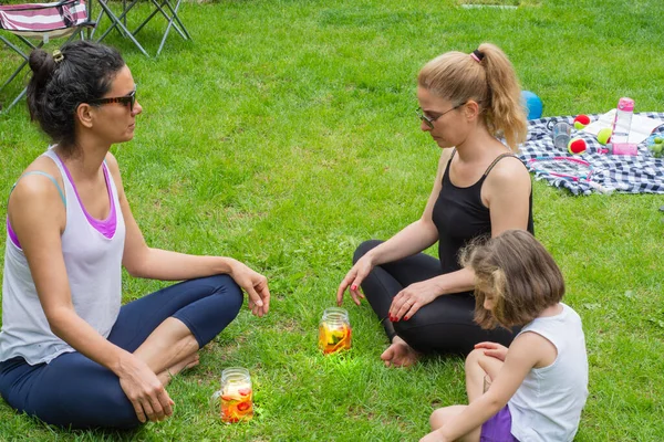 Two Young Women Little Girl Garden Doing Yoga Drinking Detox — Stock Photo, Image