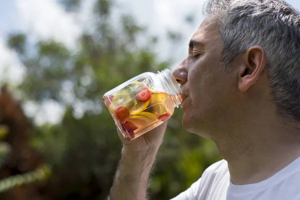 Adam antremandan sonra detoks içiyor.