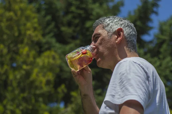 Adam antremandan sonra detoks içiyor.