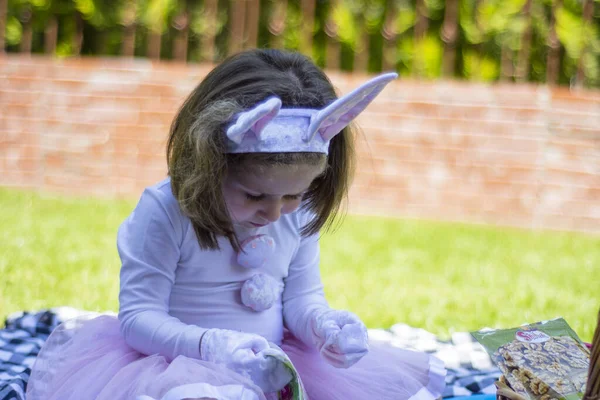 Holčička Králičím Kostýmu Pořádá Piknik Zahradě Svého Domu — Stock fotografie