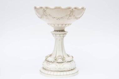 Beyaz arka planda harika bir tasarımı olan küçük vazolar. Seçici Odaklanma