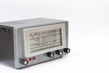 Tüm dünyadan kısa dalga yayınlarını dinleyebileceğiniz metal kaplamalı eski bir radyo. Tüm ülkelerin ve başkentlerin radyo yayınlarını dinleyebilirsiniz. Seçici Odaklanma