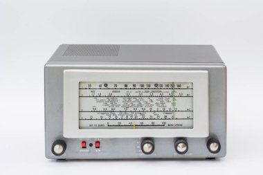 Tüm dünyadan kısa dalga yayınlarını dinleyebileceğiniz metal kaplamalı eski bir radyo. Tüm ülkelerin ve başkentlerin radyo yayınlarını dinleyebilirsiniz. Seçici Odaklanma