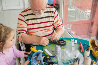 Adam el yapımı deri sandaletler üretiyor. Seçici Odaklanma