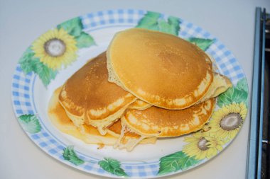 Kahvaltı için harika gözlemeler porselen çiçekli platoda Odaklanma krepleri