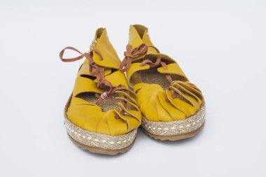 Antik Yunan ve Roma tarzında el yapımı bir süet deri sandalet. Seçici Odaklanma.