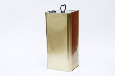 Yağlı teneke kutu. Seçici Odaklanma. wite arkaplanı izole edildi.