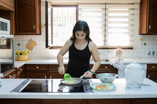 Young Girl Cooking Pancakes Breakfast Kitchen Her Home Selective Focus — Stock Photo, Image