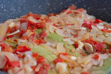 Zeytinyağlı kabak. İnce doğranmış soğan, biber ve sarımsak ile pişirilir. Akdeniz mutfağı.