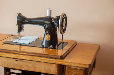 Çok eski bir model, antika pedal dikiş makinesi ve masa..