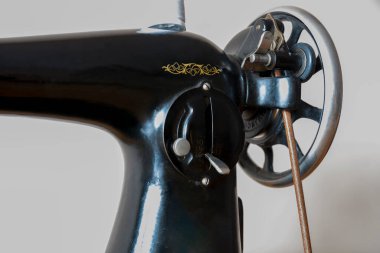 Çok eski bir model, antika pedal dikiş makinesi ve masa..