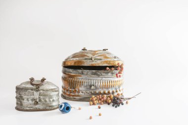 Kurutulmuş üzümlerden, nazar boncuklarından ve soğan kabuklarından yapılmış güllerle dolu antika bakır kaseler. izole edilmiş beyaz arkaplan.