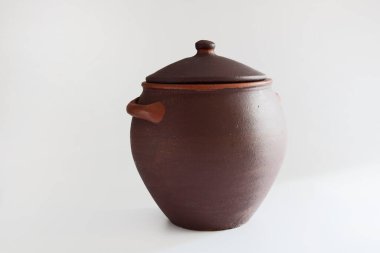 Yiyecek depolamak için kil kaplar izole edilmiş beyaz arkaplan