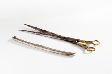 Çok eski ve paslı bir terzi makası ve çantası. izole edilmiş beyaz arkaplan