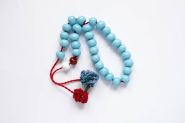 Örgü ile süslenmiş renkli boncuklardan el yapımı kolyeler. sıralanmış beyaz arkaplan.