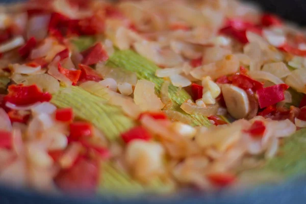 Zucchine Con Olio Oliva Cuoce Con Cipolle Tritate Finemente Peperoni — Foto Stock